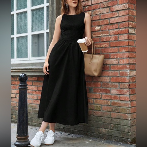 Elegant White Sleeveless Dress - Picture 5 of 16